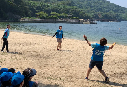 青空の元、バドミントン体験会も行いました 写真